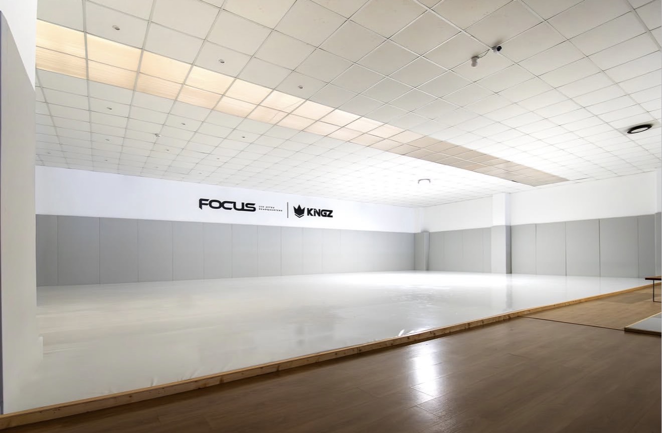 Vista ampla do tatami principal da Focus Jiu-Jitsu Headquarters